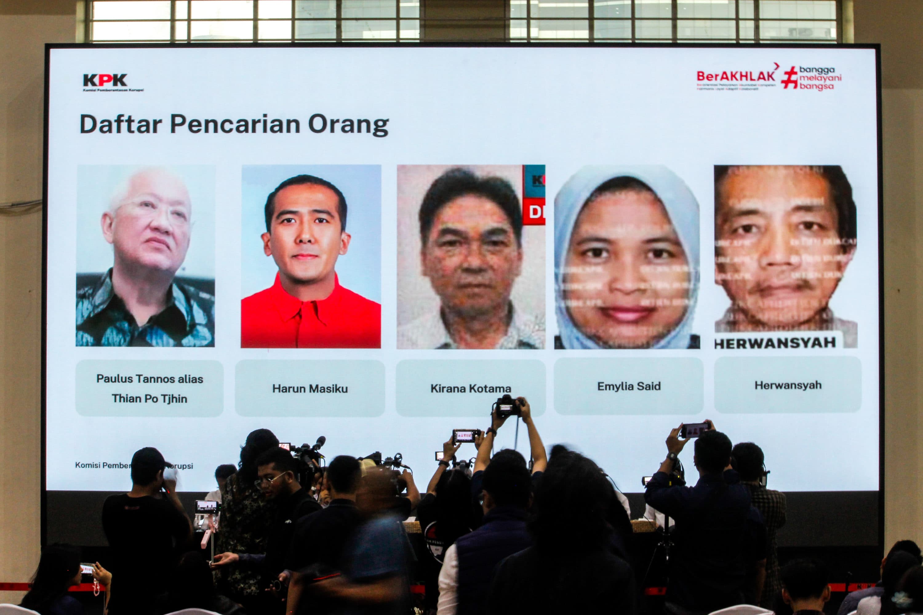 KPK Rilis 5 Buronan Kasus Korupsi, Termasuk Harun Masiku dan Paulus Tannos