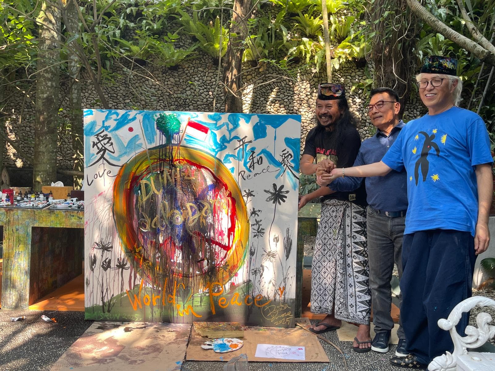 Kolaborasi Jiwa Jepang dan Nafas Jawa Dalam Kanvas "Dunia Dalam Damai"