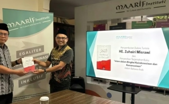 Jembatani Pemikiran Islam RI ke Dunia Arab, Dubes Serahkan Buku Syafii Ma'arif