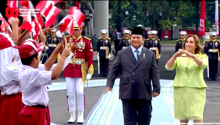 Momen Presiden Peru Berikan Tanda Cinta kepada Para Pelajar di Istana Merdeka