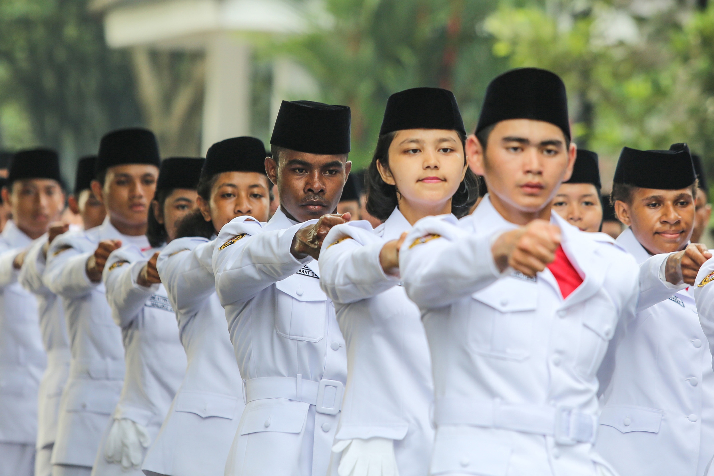 Hukum Mengikuti Upacara Bendera Merah Putih dalam Islam: Perspektif Historis dan Perbandingan Dunia Muslim