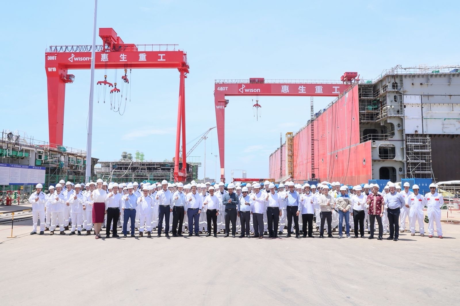 Kunjungan ke China, Bahlil Tinjau Pembangunan Fasilitas LNG Terapung