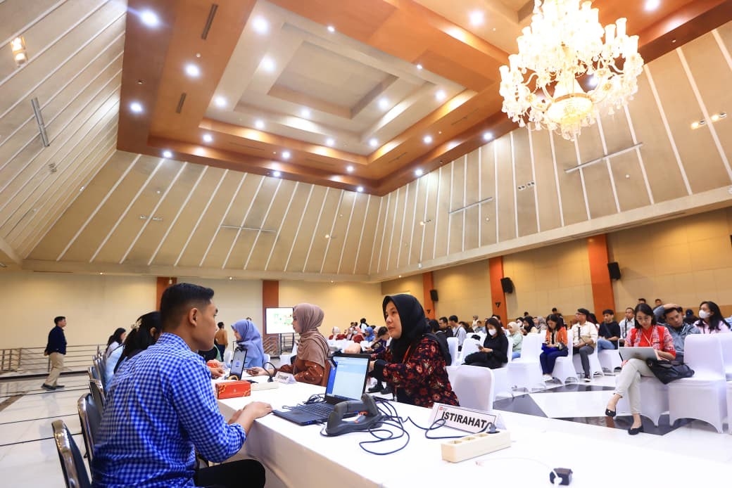 Ribuan Masyarakat Mengantre Ambil Undangan Fisik Upacara HUT ke-80 RI di Istana Negara