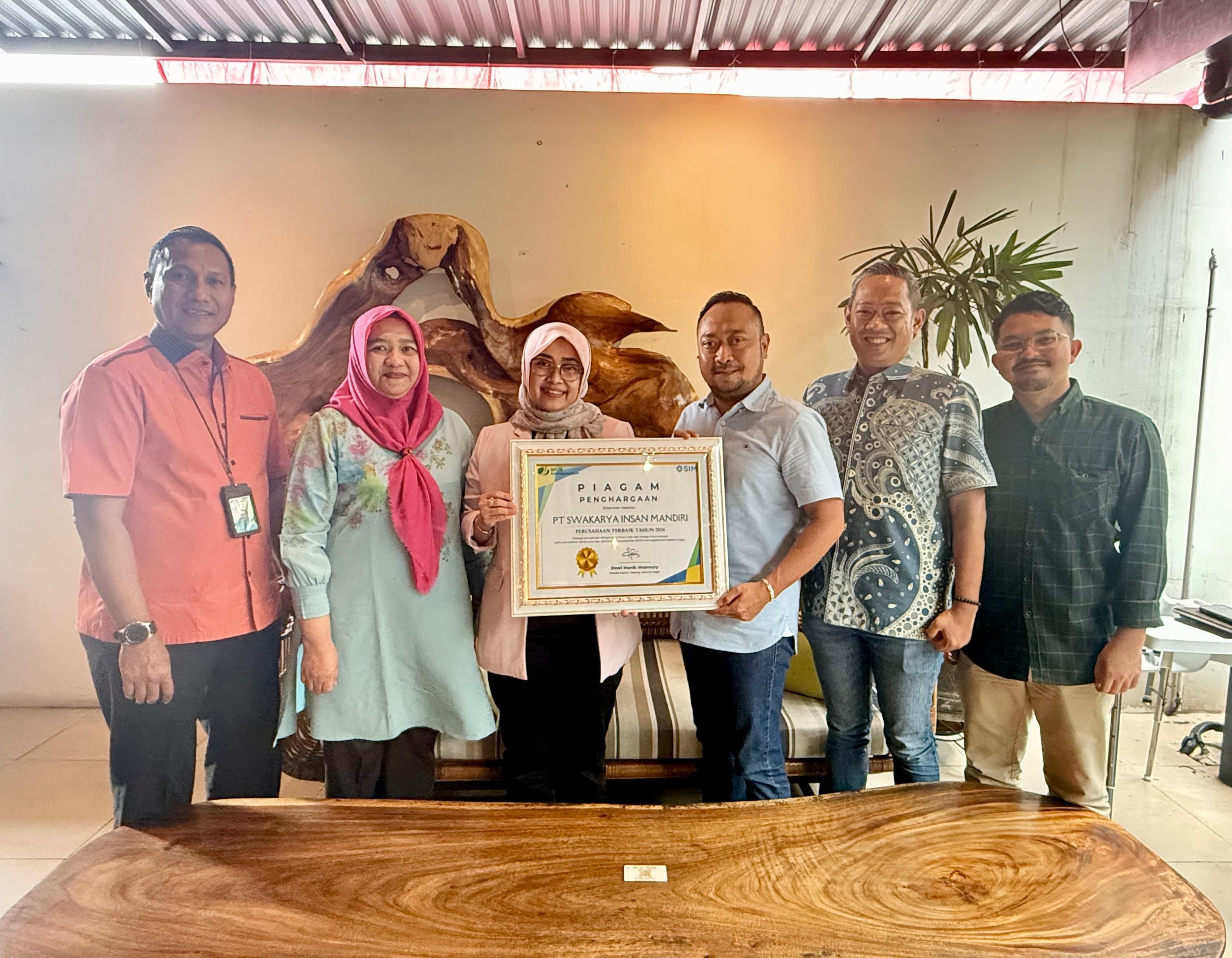 Daftarkan 41 Ribu Pekerja, SIM Group Raih Penghargaan BPJS Ketenagakerjaan Jakarta Ceger