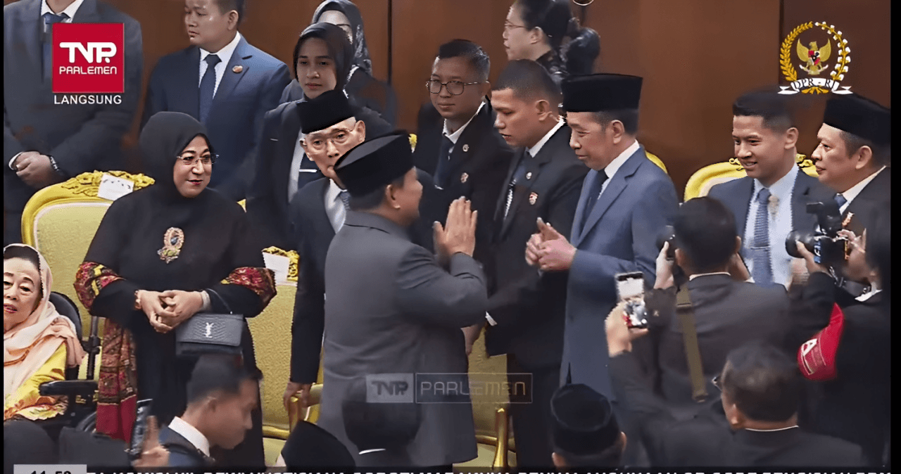 Dua Jempol Jokowi untuk Presiden Prabowo di Sidang Tahunan MPR RI
