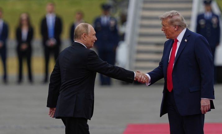 Pakar Bahasa Tubuh Ungkap Permainan Sinyal Dominasi Terselubung dalam Jabat Tangan Trump dan Putin