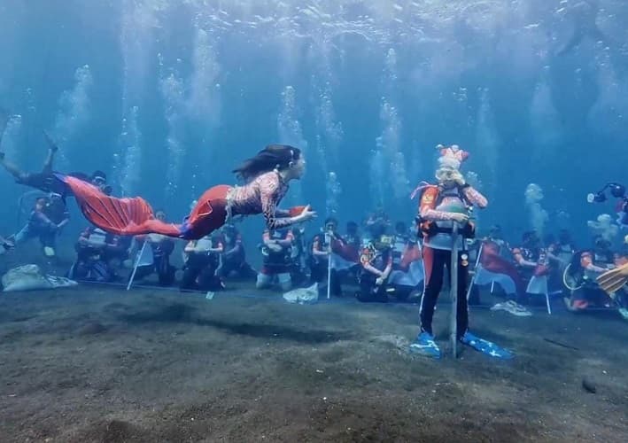 Peringati HUT RI, Ketua WASI Pimpin Upacara di Bawah Laut Ternate