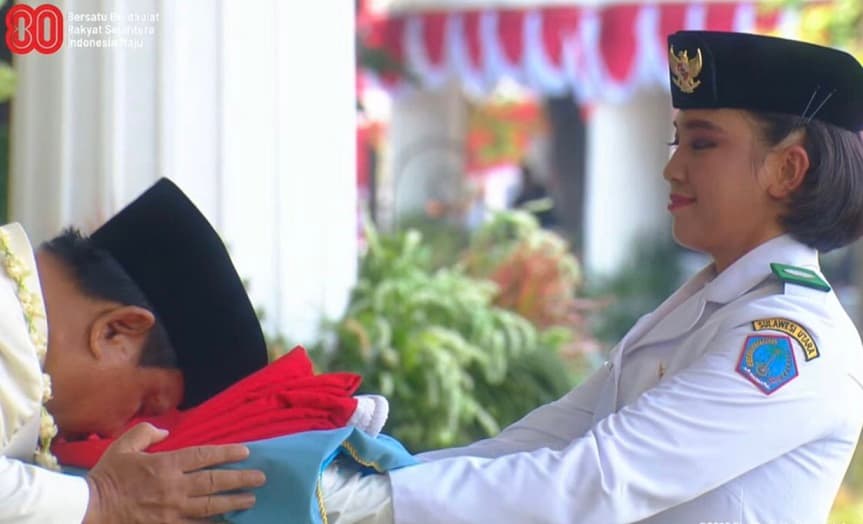 Beri Penghormatan Tinggi, Presiden Prabowo Cium Bendera Merah Putih dalam Peringatan HUT RI