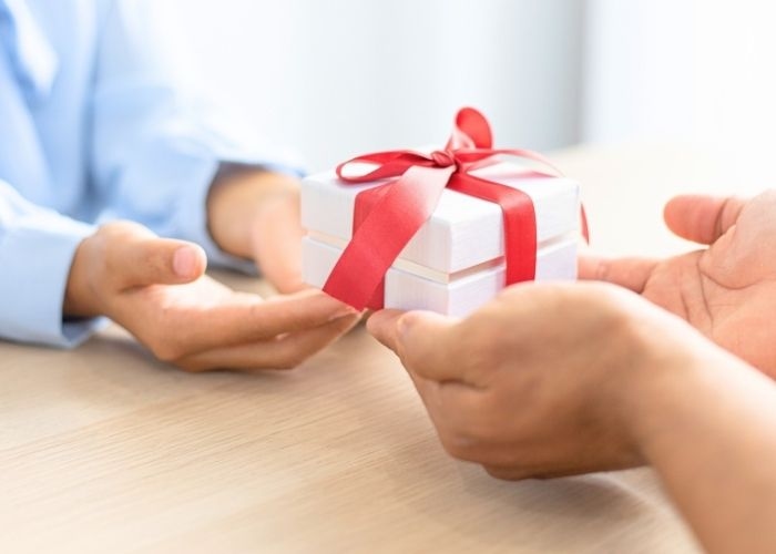 Sisi Lain dari Kebiasaan Menyenangkan Orang Lain, Menurut Psikologi