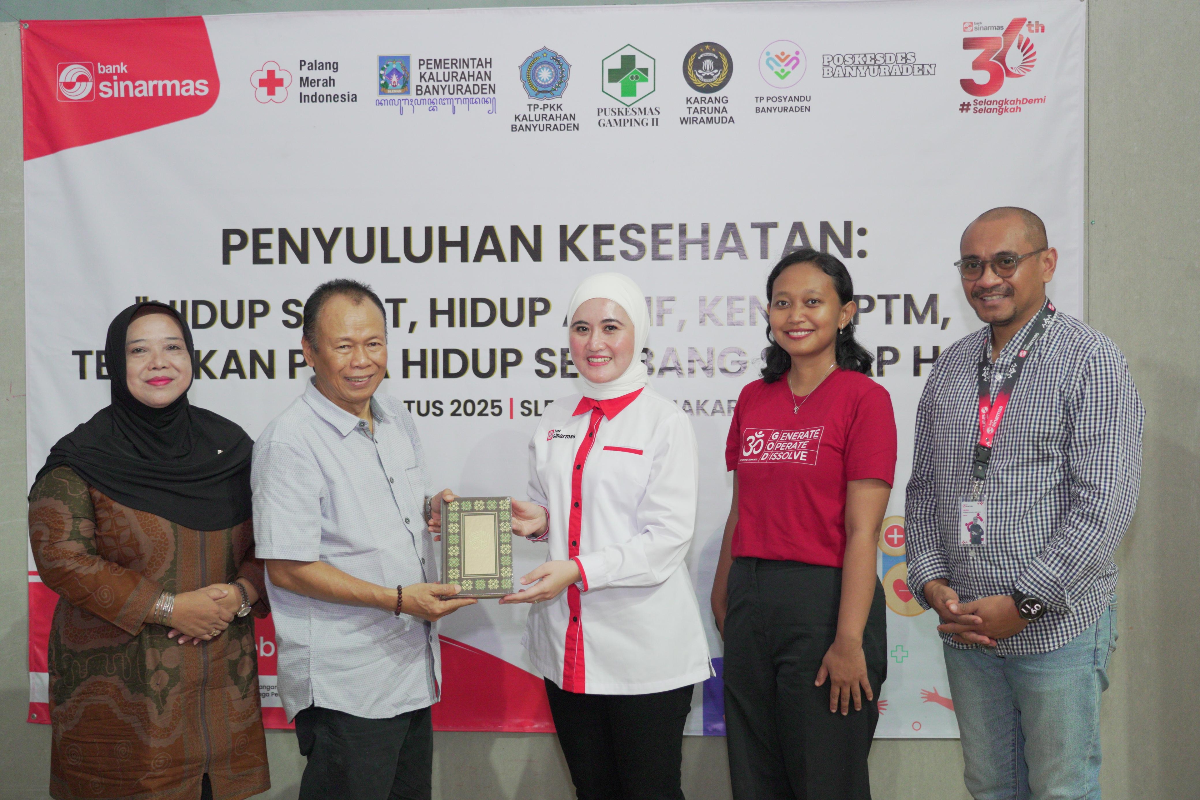 Bank Sinarmas Berbagi Wakaf Al-Quran dan Layanan Kesehatan di Sleman