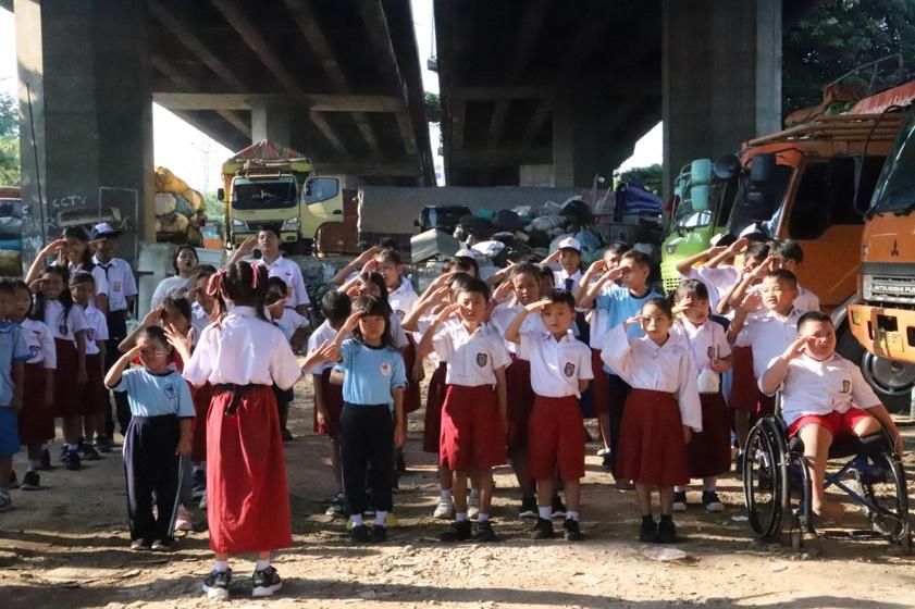 Keseruan Anak-anak Kolong Tol Kalijodo di Lomba Semarak HUT ke-80 RI dari Agrinas Jaladri