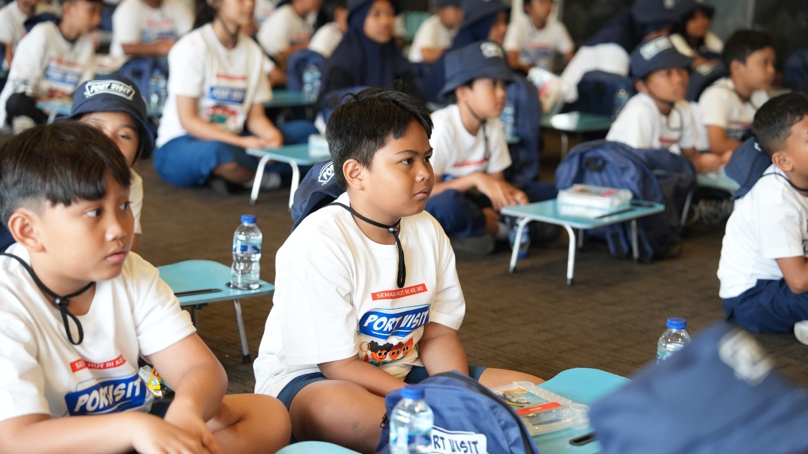 Senyum Siswa SD di Pelabuhan Tanjung Priok, Pelindo Solusi Logistik Selenggarakan Port Visit 2025