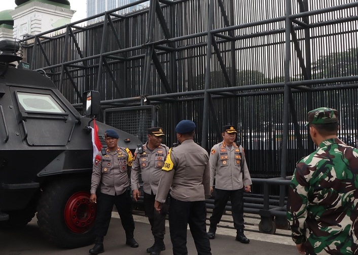 Ribuan Personel Gabungan Kawal Demo 25 Agustus 2025 di Depan Gedung DPR, Tidak Ada Senjata Api