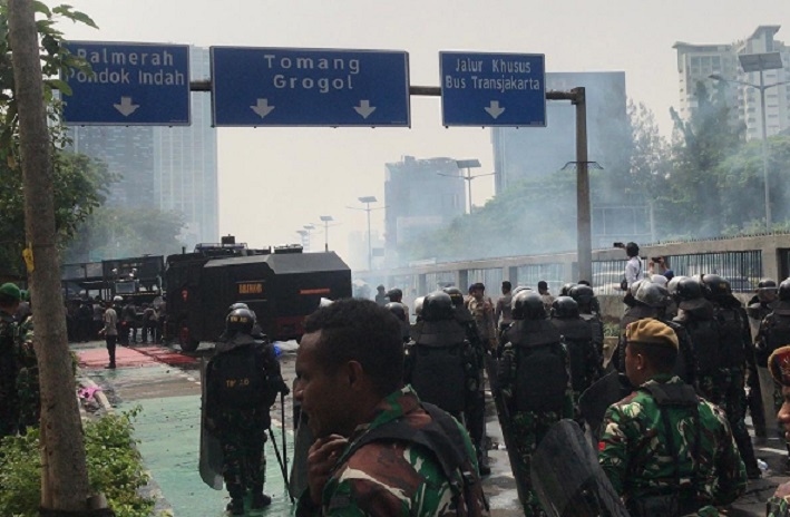 Demo di Depan Gedung DPR Rusuh Lagi, Kali Ini Massa Aksi Dipukul Mundur ke Arah Slipi