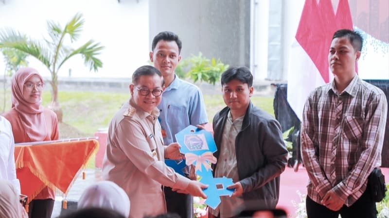 Hari Perumahan Nasional, Pramono Bagikan Kunci Rusunawa untuk Warga Jakarta