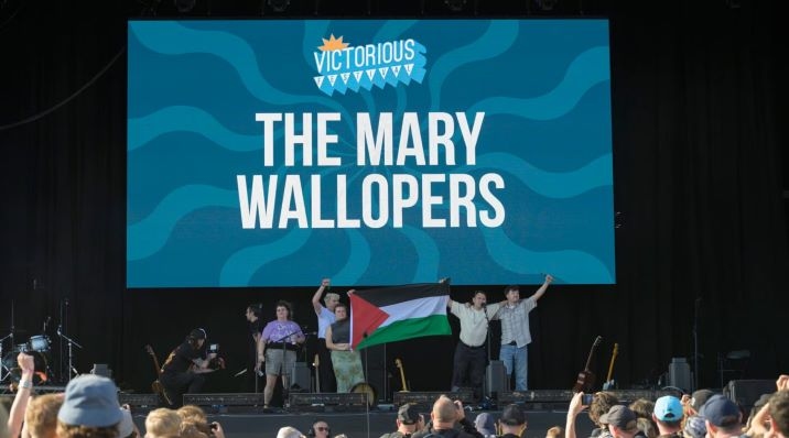 Festival Musik Inggris Minta Maaf Setelah 'Sabotase' Penampilan Band Irlandia yang Kibarkan Bendera Palestina