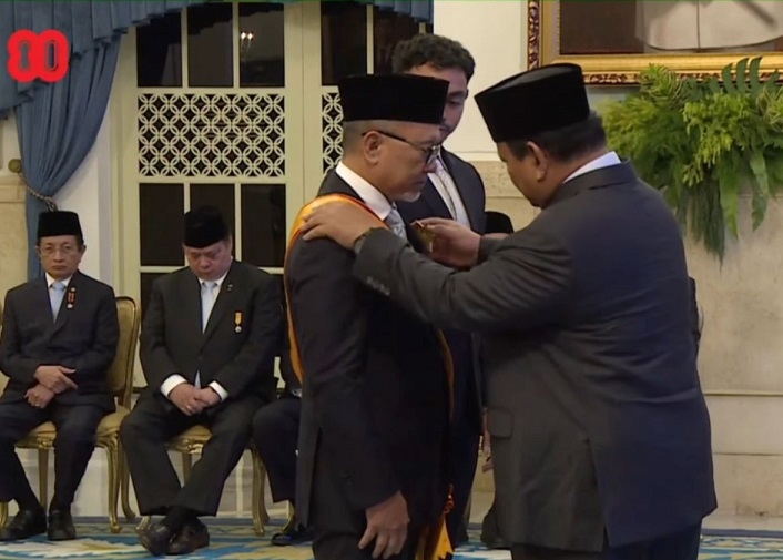 Menko Pangan Zulkifli Hasan Terima Tanda Kehormatan dari Presiden Prabowo