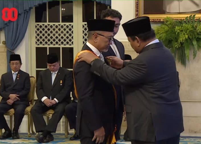 Menko Pangan Zulkifli Hasan Terima Tanda Kehormatan dari Presiden Prabowo