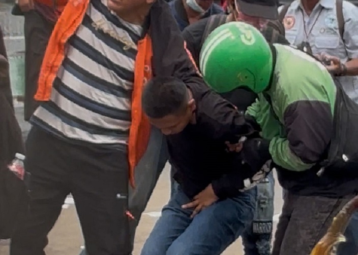 Kena Tembak Water Canon, Demonstran Bergelimpangan