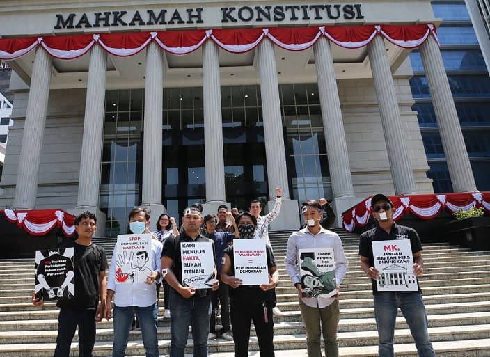 Minta Perlindungan Wartawan Dipertegas, Iwakum Gelar Aksi Teatrikal di Depan MK