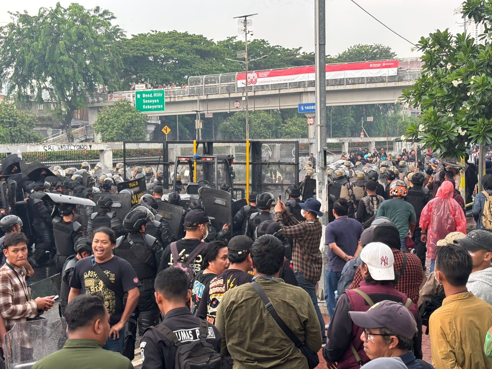Demo Ricuh di Depan DPR, Massa Dipukul Mundur hingga Pal Merah