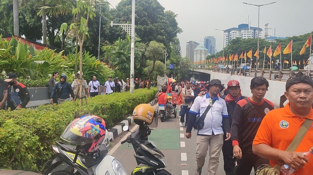 Massa Buruh Membubarkan Diri Usai Suarakan Tuntutan di Gedung DPR