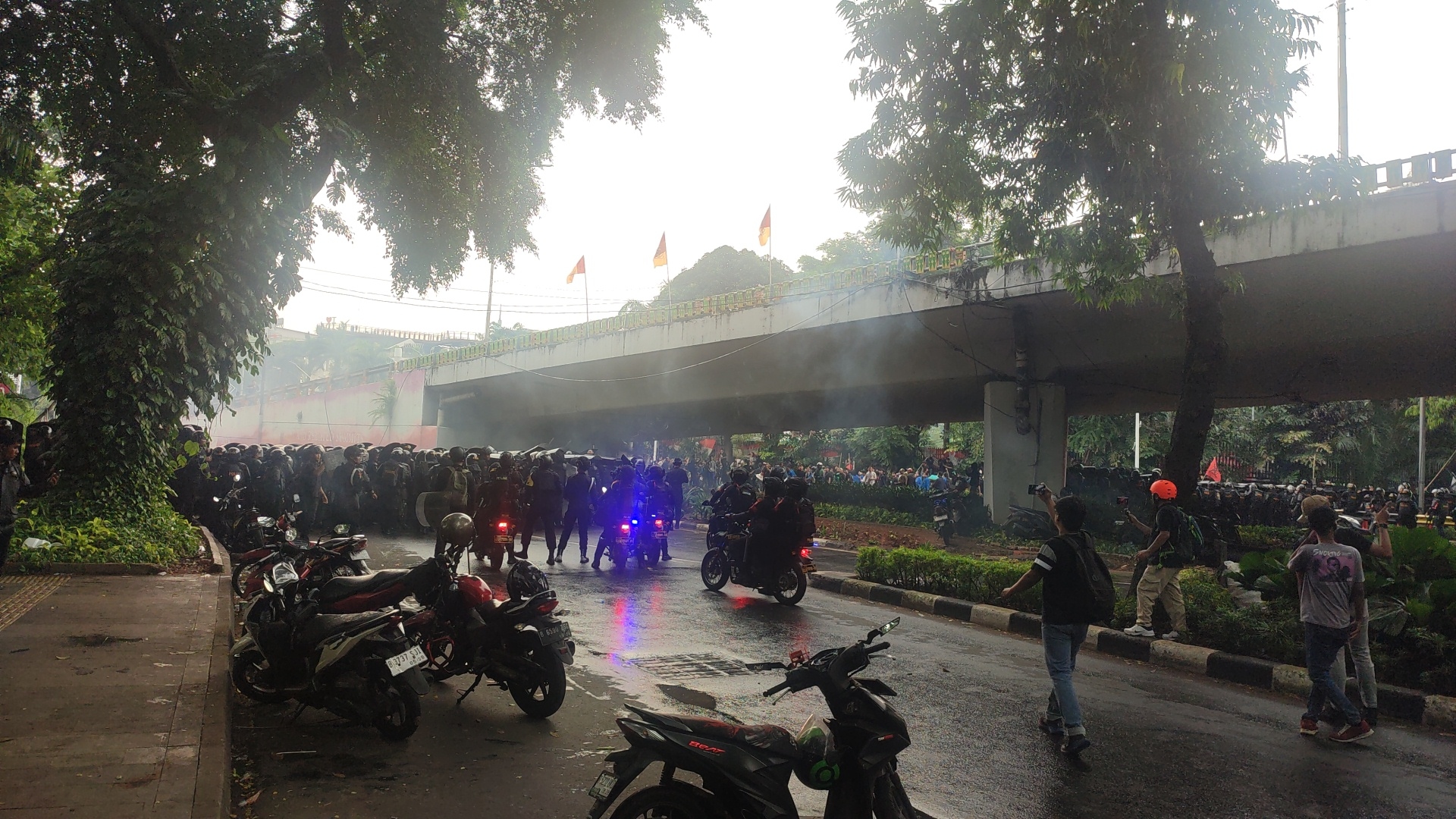 Bentrok Panas di Jalan Gerbang Pemuda, Gas Air Mata Mewarnai Aksi Kamis Siang