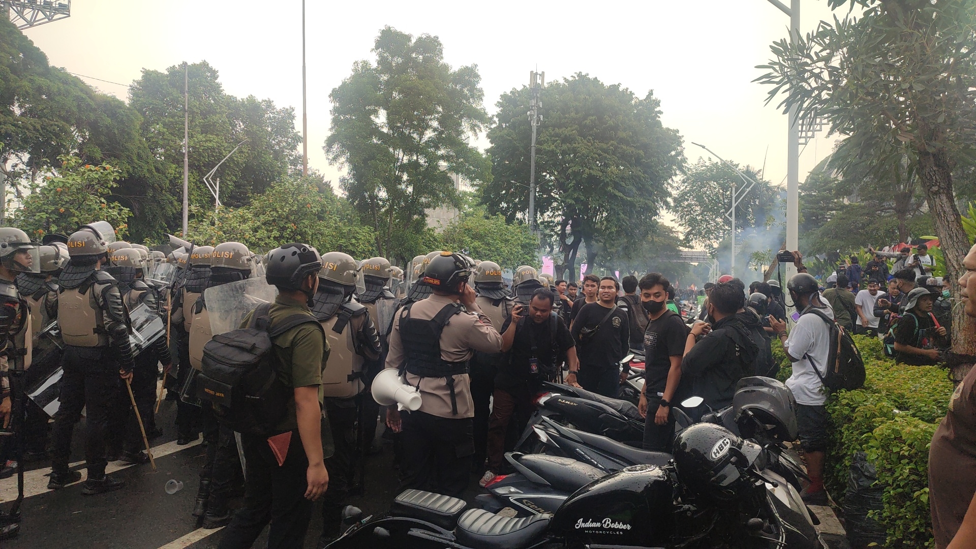 Demo Mahasiswa Memanas, Massa Lempar Batu hingga Bom Molotov ke Polisi