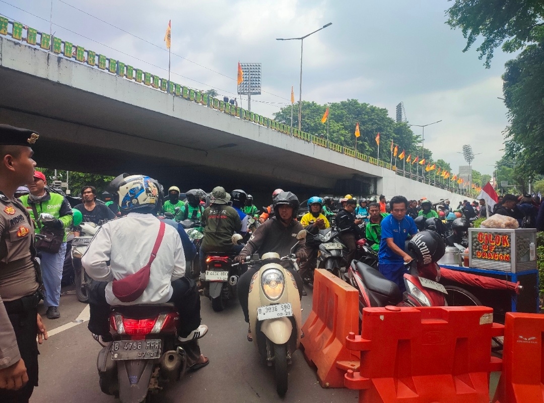 Akses Jalan di Depan DPR Masih Ditutup Usai Demo Buruh, Lalu Lintas Tersendat