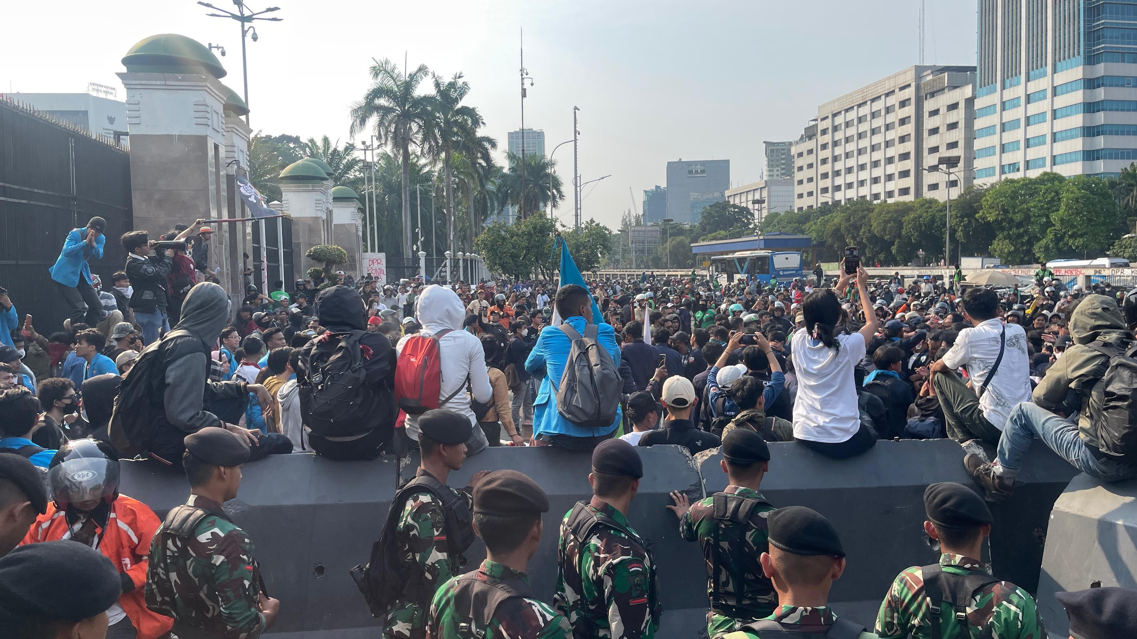 Demo Mahasiswa Berlanjut Hari Ini, TNI Berjaga Ketat di Depan Gedung DPR RI