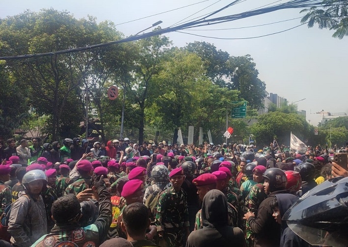 Atraksi Topeng Monyet Hibur Massa di Perempatan Senen, Warganet: Sahroni Pergi ke Pasar