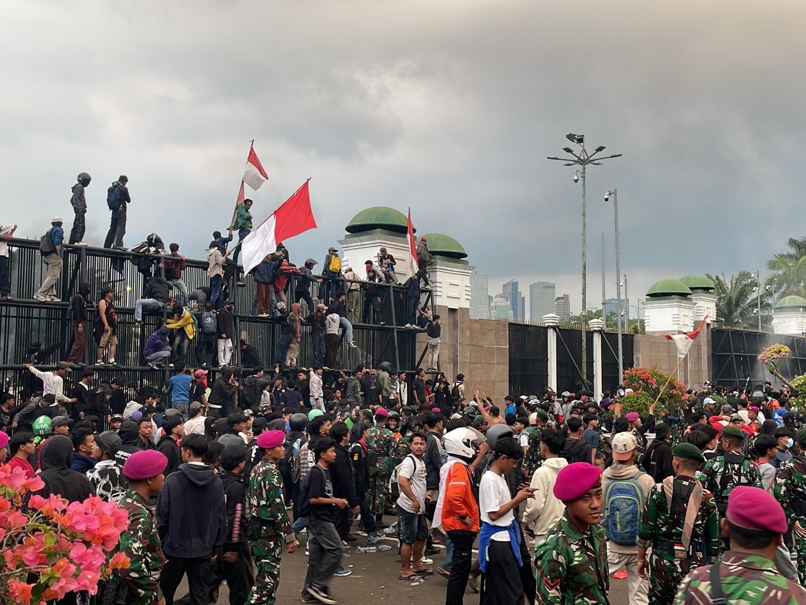 Massa Demo Panjat Pagar DPR, Tantang Brimob yang Bertahan di Belakang