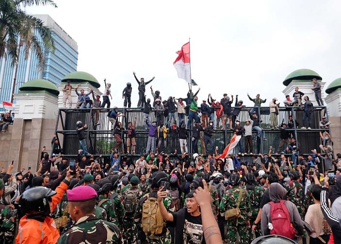 Massa Duduki Gerbang Gedung DPR, Polisi Enggak Terlihat