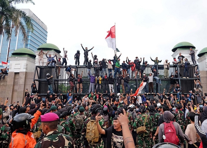 Gerbang Gedung DPR Mau Dijebol Lagi, Dua Truk Bersiap