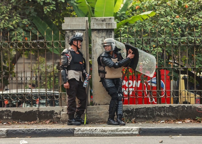 Massa Masih Memanas di Perempatan Senen, Halte Busway Hangus Dibakar