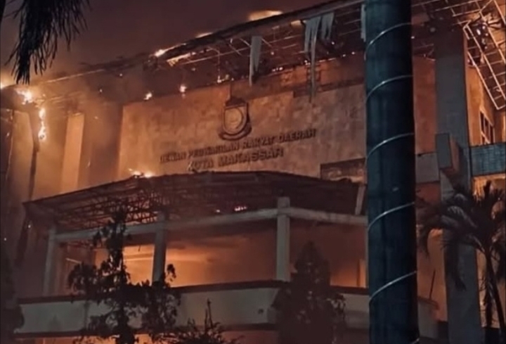 Gedung DPRD Makassar Dibakar Massa, Staf DPRD Lompat dari Lantai 4