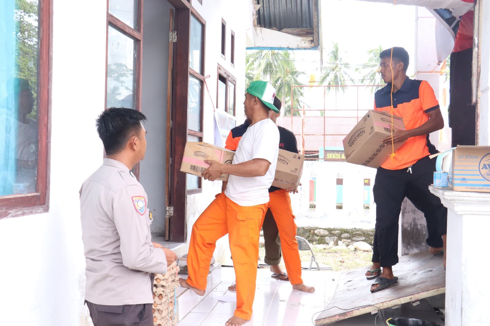 Badan Bank Tanah Salurkan Ratusan Paket Sembako untuk Warga Terdampak Gempa Poso