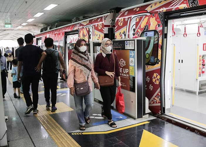 LRT Jabodebek Tambah Petugas Siaga di Stasiun Ramai