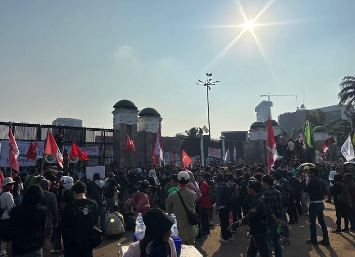 Mulai Ramai, Berbagai Elemen Mahasiswa Suarakan Aspirasi di Depan Gedung DPR