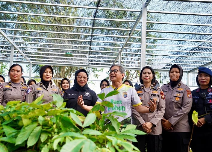 Polwan Polda Riau Ajak Rocky Gerung Kunjungi Bank Pohon, Rayakan HUT ke-77 dengan Pesan Etika Kepedulian