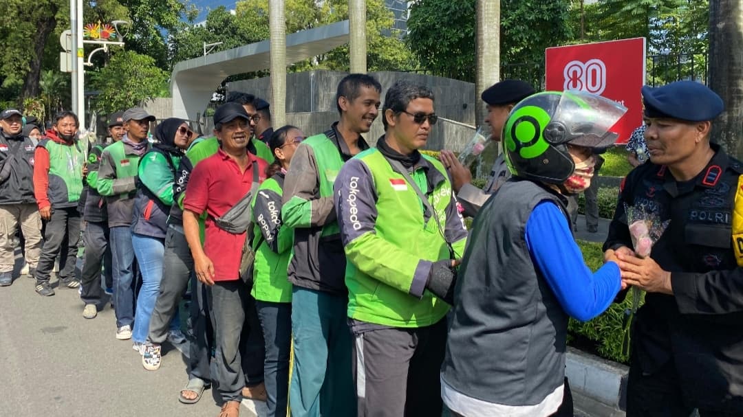 Ratusan Pengemudi Ojol Gelar Aksi Damai 'Tebar Sejuta Mawar Kebaikan': Kita Jaga Jakarta Sama-sama