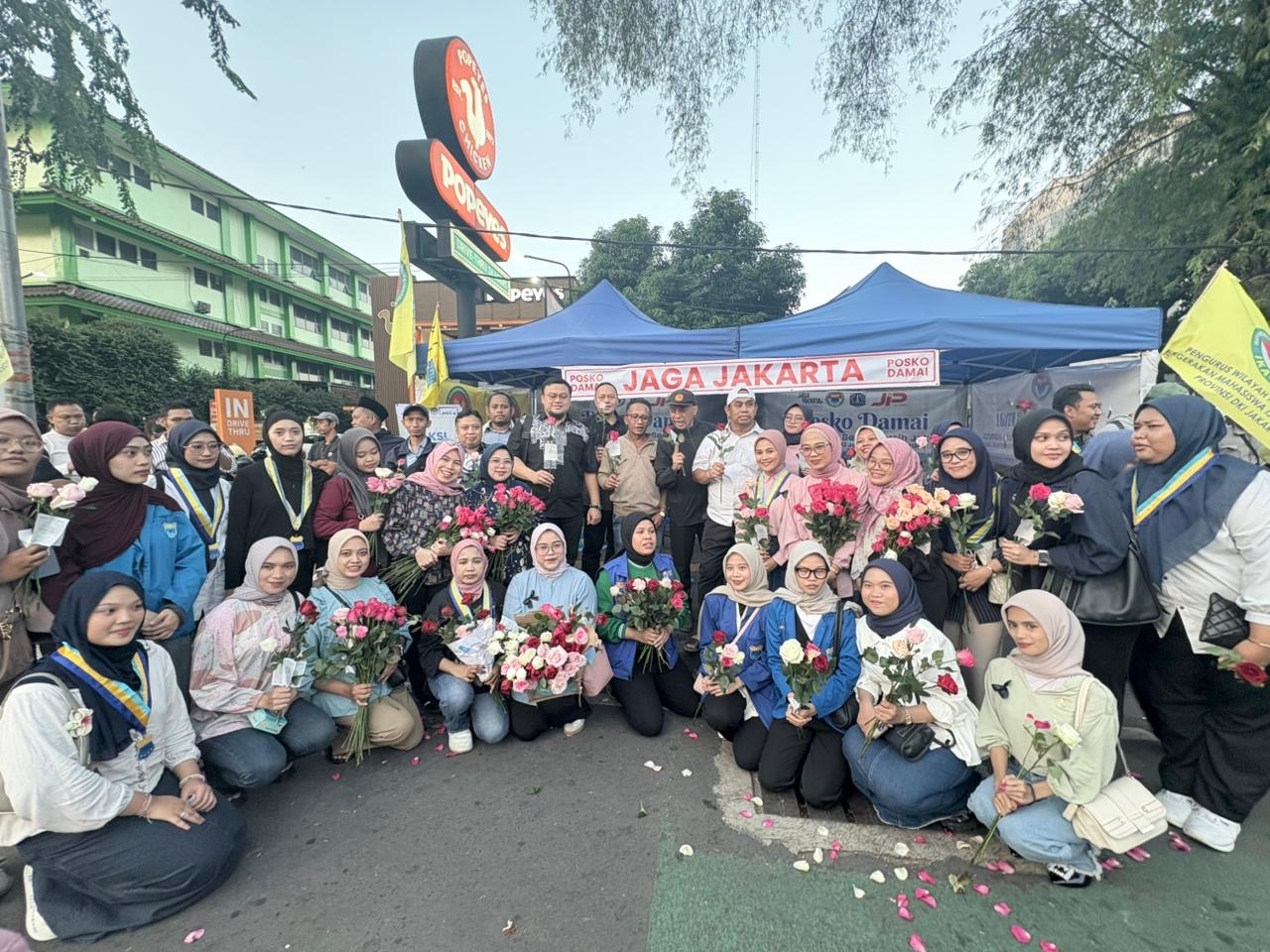 Aksi Simpatik 1.000 Bunga untuk Indonesia: Seruan Damai dari IKA PMII DKI Jakarta