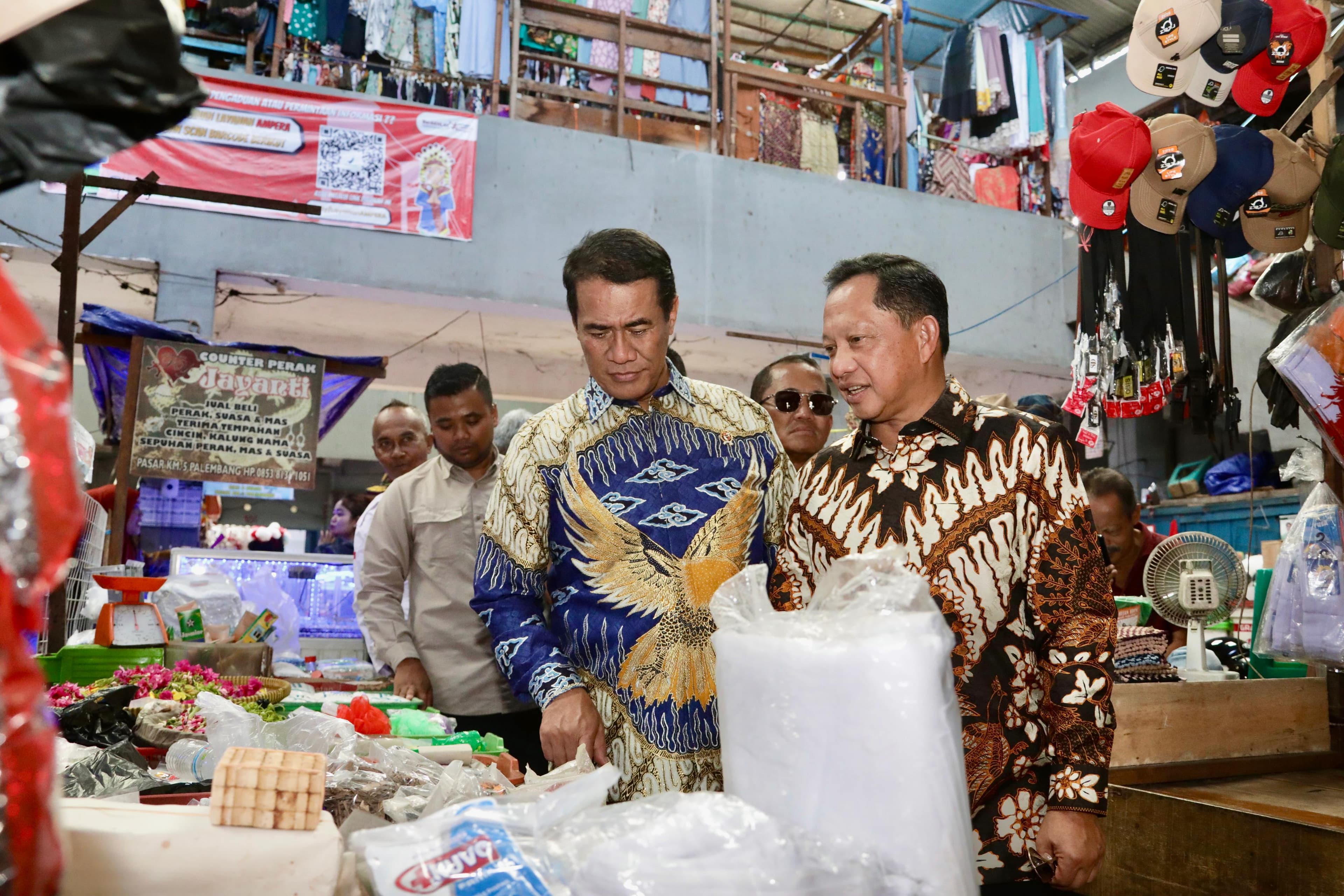 Mendagri dan Mentan Tinjau Pasar Palimo Pastikan Distribusi Beras SPHP Lancar