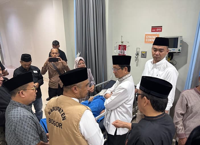 Menag Santuni Rp150 Juta untuk Membangun Kembali Musala dan Majelis Taklim yang Ambruk di Bogor