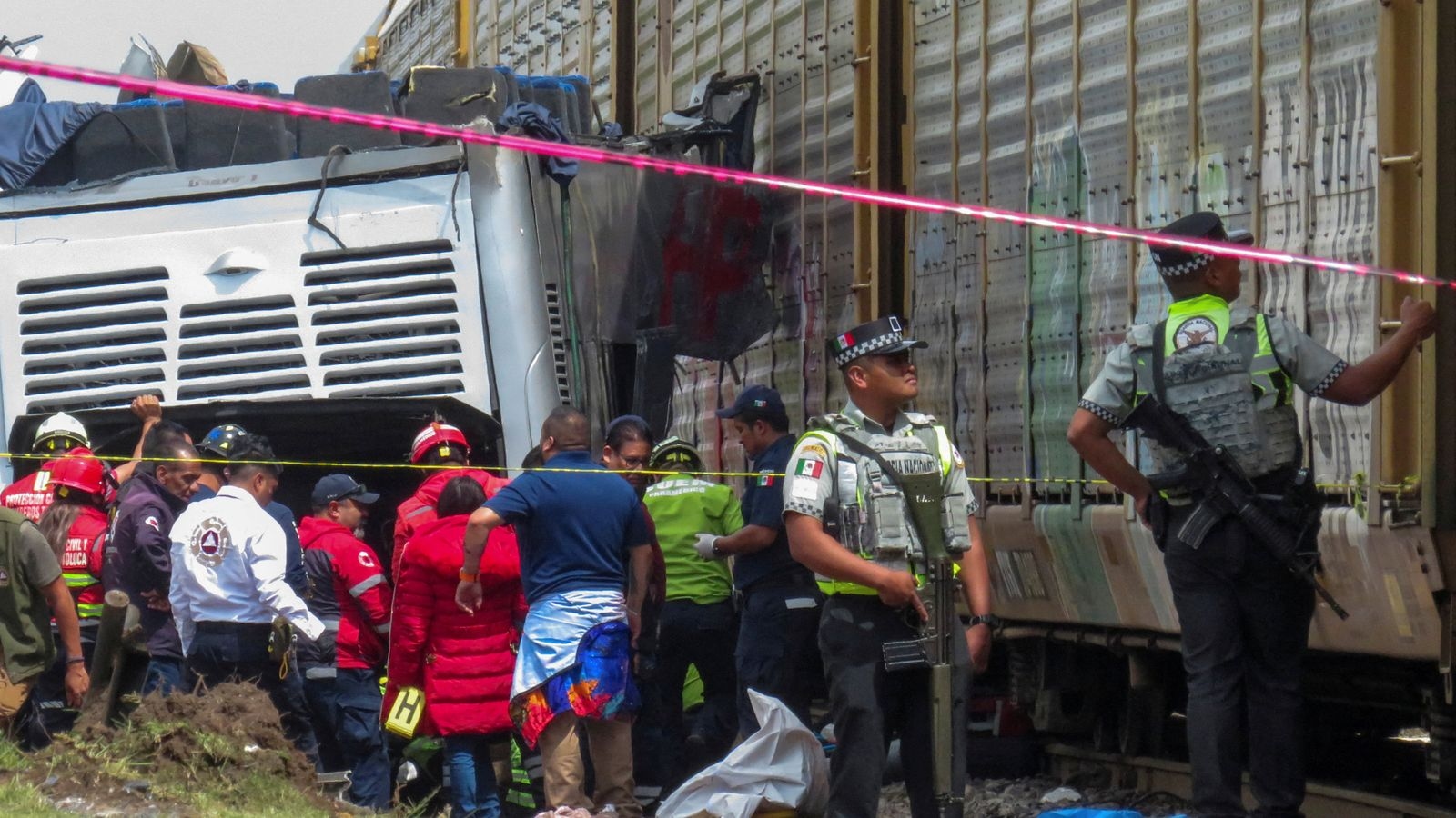 Tabrakan Kereta di Meksiko: Bus Tingkat Terbelah Dua, 10 Orang Tewas