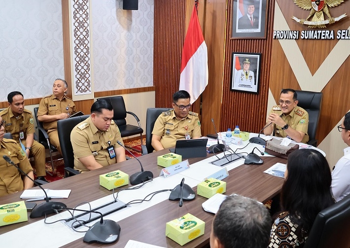 Sekda Sumsel Edward Candra Pimpin Rapat Bahas Percepatan Serah Terima Rusun Pekerja Palembang