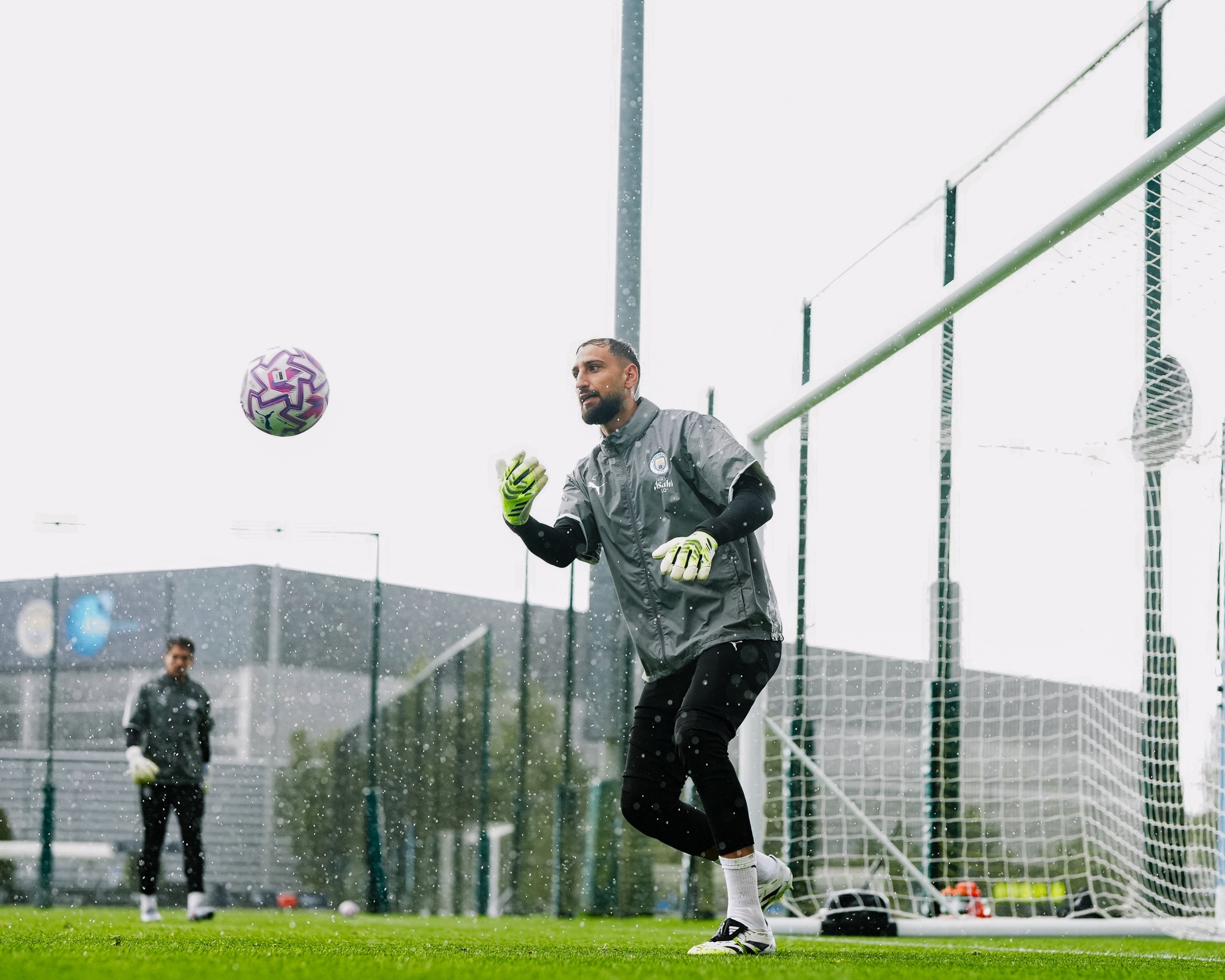 Donnarumma atau Trafford? Pep Guardiola Janjikan Semua Kiper Manchester City Dapat Jatah