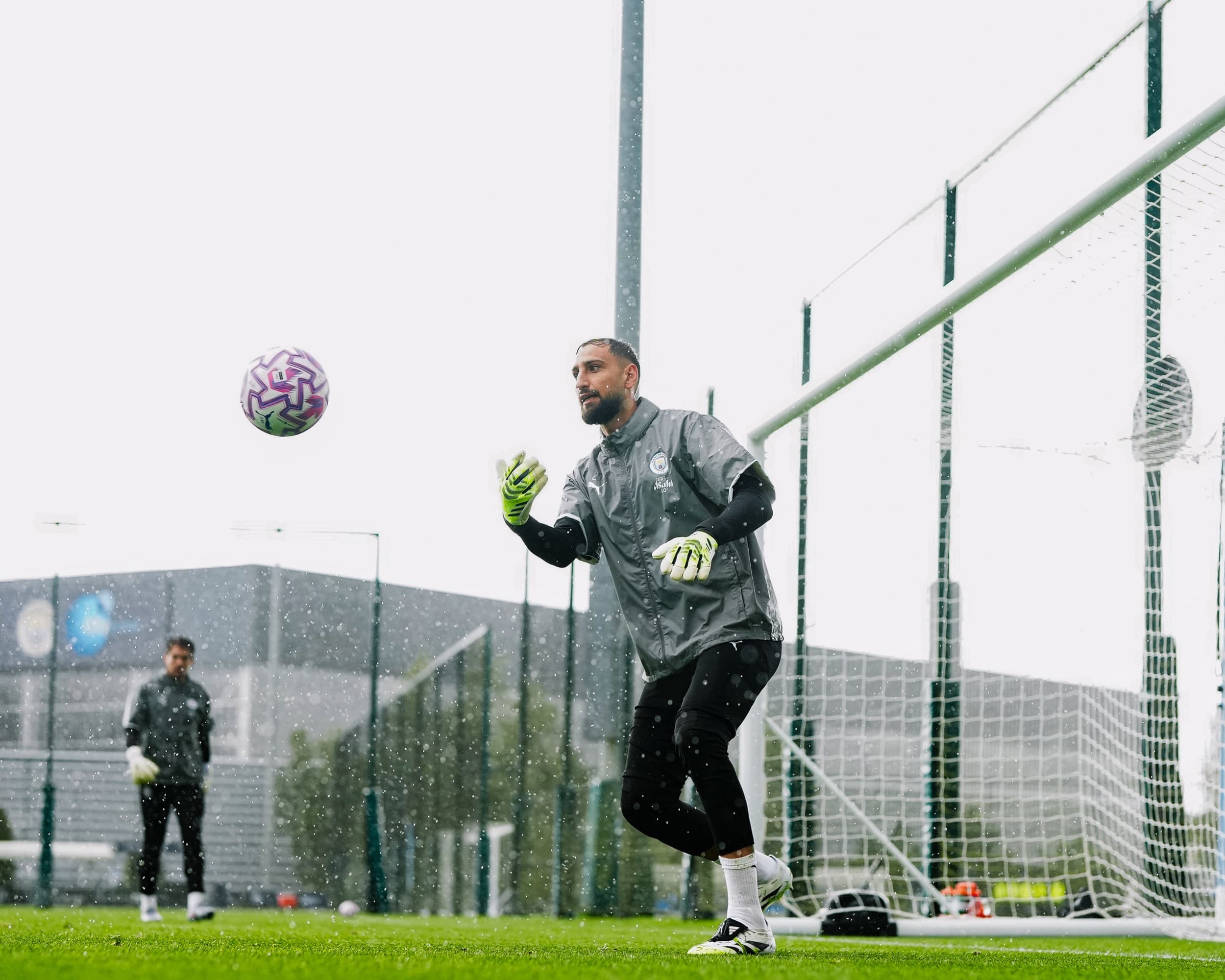 Donnarumma atau Trafford? Pep Guardiola Janjikan Semua Kiper Manchester City Dapat Jatah