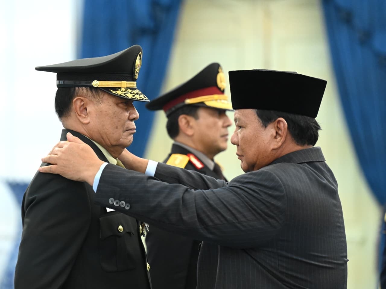 Prabowo Anugerahkan Pangkat Istimewa kepada Djamari Chaniago dan Ahmad Dofiri