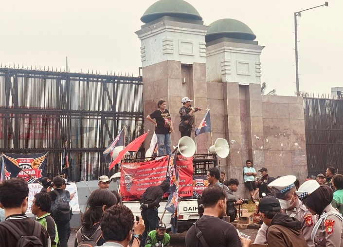 Diiringi Hujan, Ratusan Ojol Demo di Depan Gedung DPR
